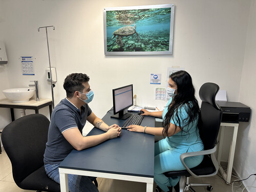 el paciente recibe atención médica en un consultorio de clínica Reforma